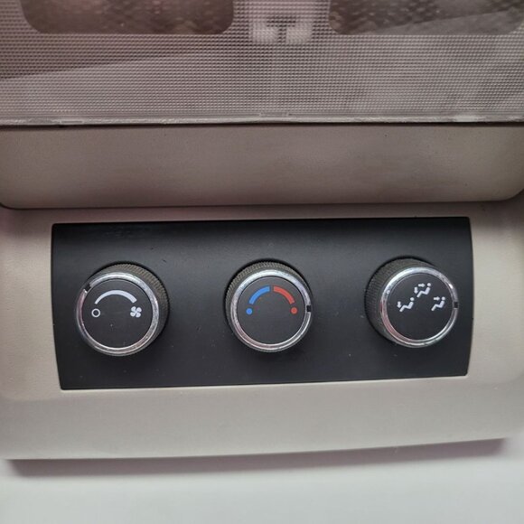 GM Roof Console Air Control Center Dome Light 2007 08 09 10 11 12 13 Tahoe - Picture 2 of 10